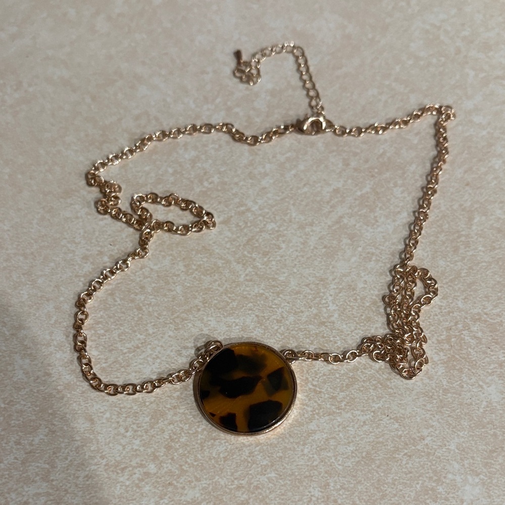 Necklace with tortoise shell type design
